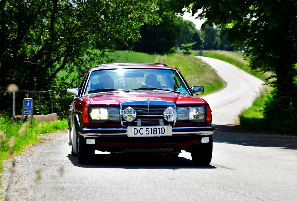 Det yderst erfarne norske mandskab Aasmund Kleve fra Rykinn og Oddvar Moland fra Vestfossen kørte atter en fin placering hjem i deres Mercedes-Benz 280 CE fra 1977.
(Foto: Michael Eisenberg)